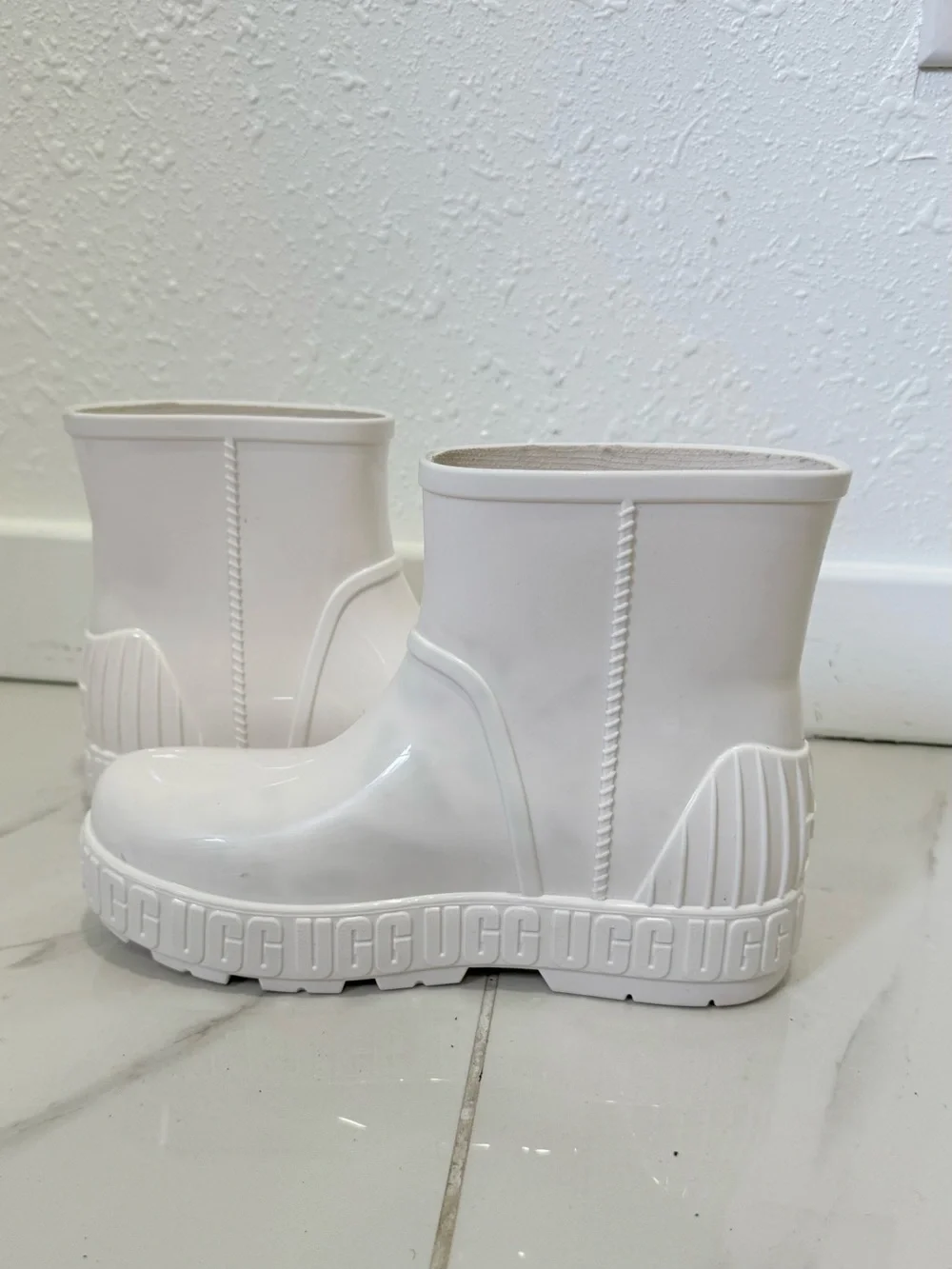 UGG Kids Drizlita White Waterproof Short Rain Boots 5T
